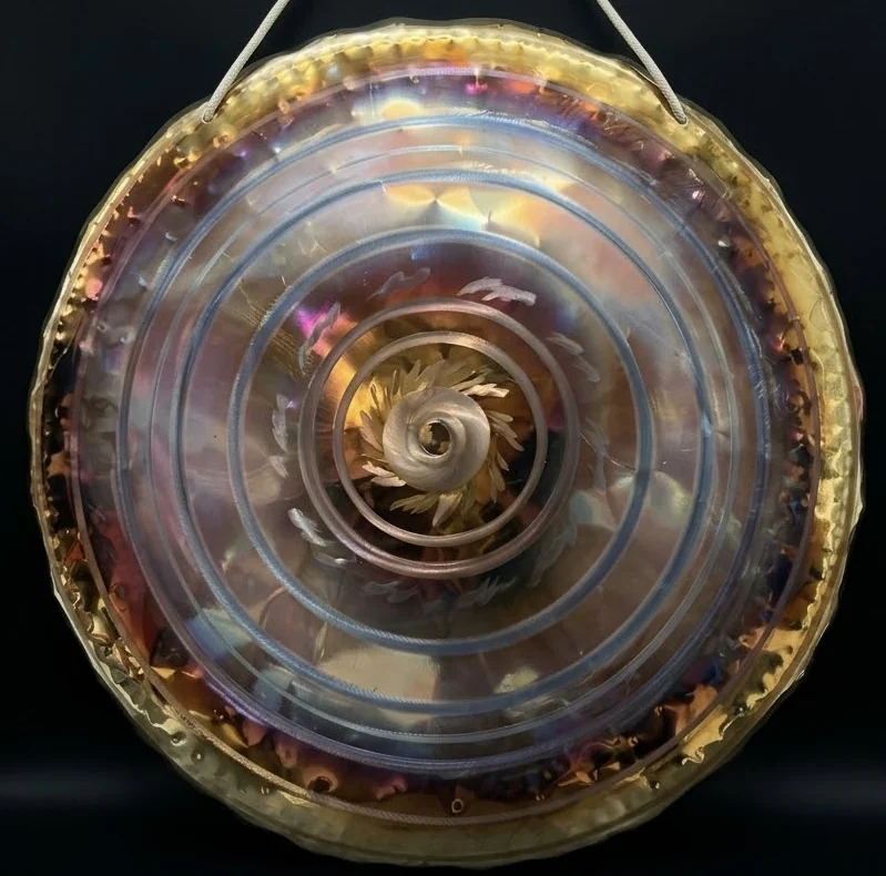 Low Gong de 80 cm (32 pulgadas) en acero inoxidable iridiscente, con el centro en espiral grabado y el borde martillado